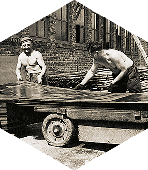 Dělníci nakládají ocelové plechy